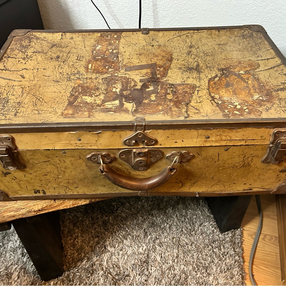 Source Unknown Vintage Style Gold and Brown Suitcase